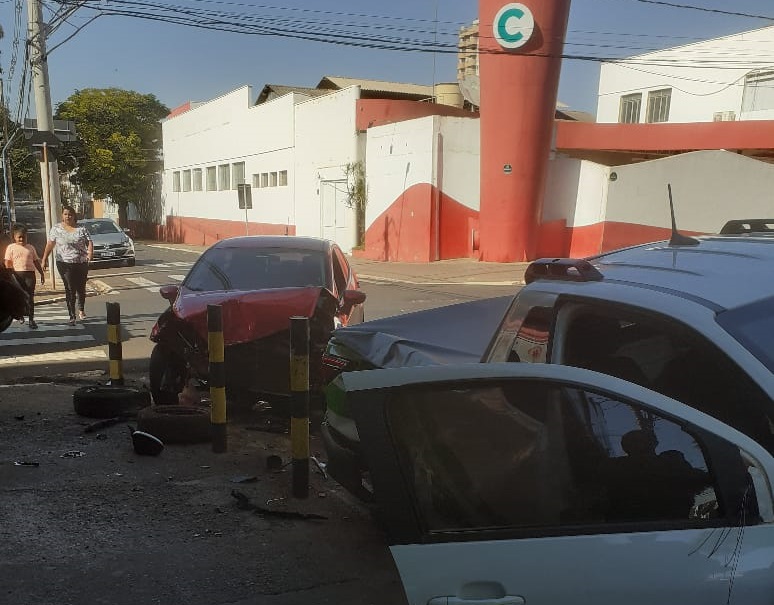 Fim de semana de acidente em Jaú levanta alerta sobre segurança no trânsito: no Centro, carro quase invade loja