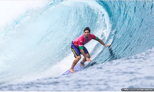 Gabriel Medina brilha em Teahupoo e chega às quartas de final no surfe