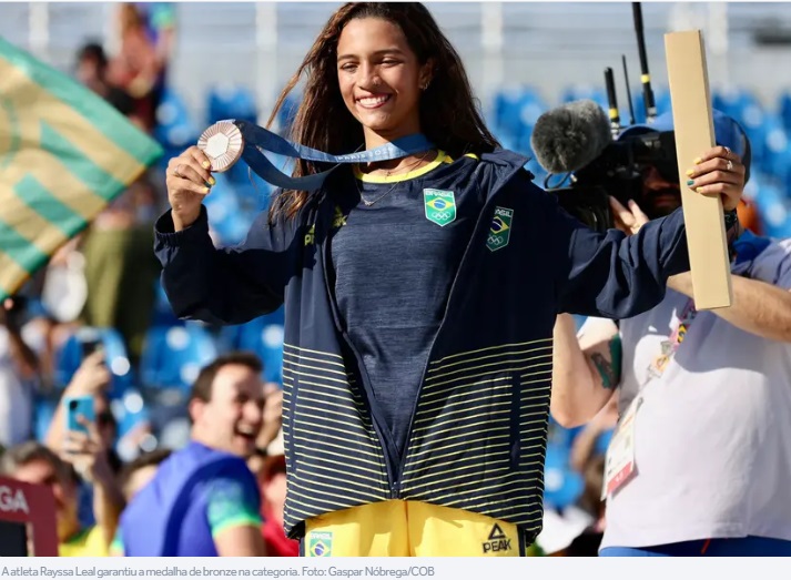 Rayssa Leal bate próprio recorde e fica com o bronze no skate street feminino