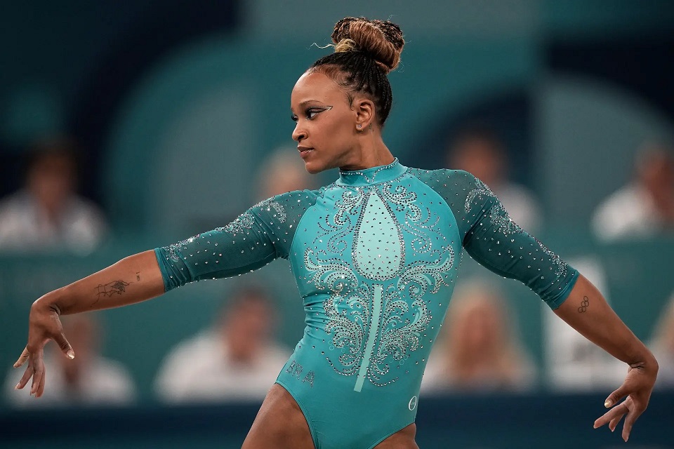 Na “última dança”, Rebeca Andrade é ouro no solo e se isola como maior medalhista do Brasil em Jogos Olímpicos