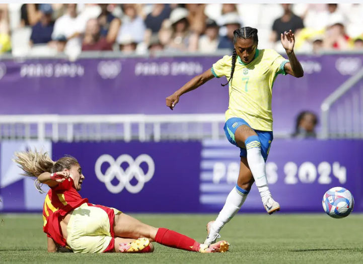 Futebol feminino perde para a Espanha, mas avança para as quartas