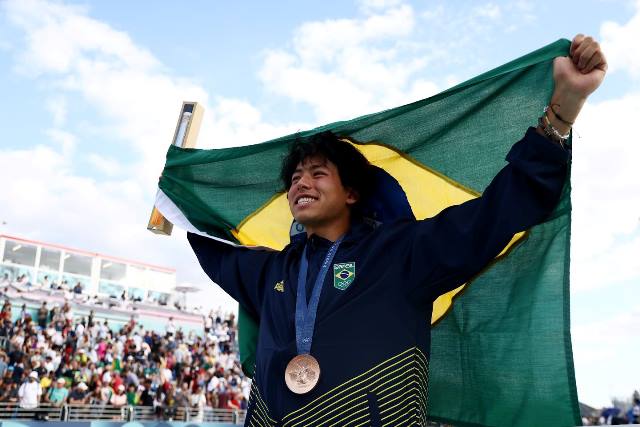 Skate e malabares no pódio: Augusto Akio é bronze no Skate Park