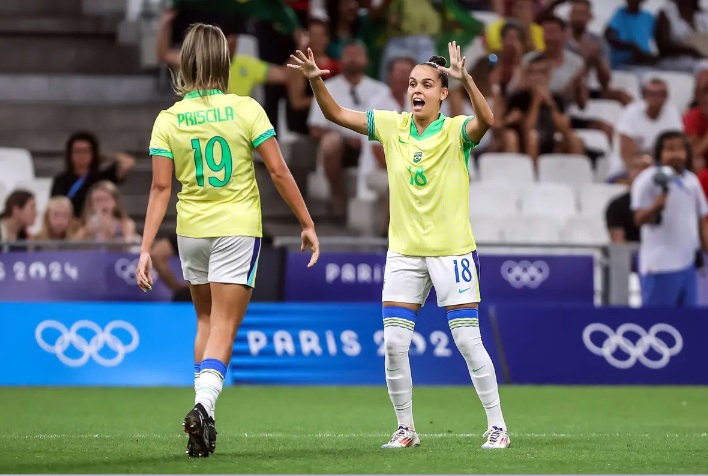 Finais no futebol feminino e no levantamento de peso: confira a agenda de sábado (10) do Time Brasil