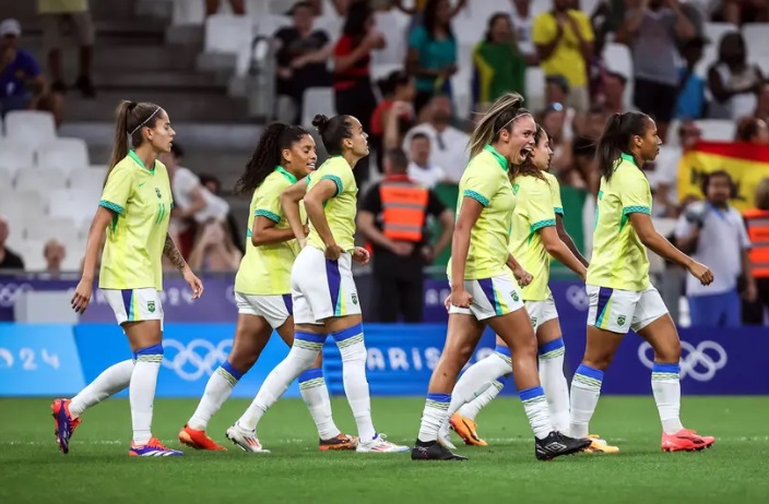 Brasil derrota Espanha e garante lugar na final do futebol feminino