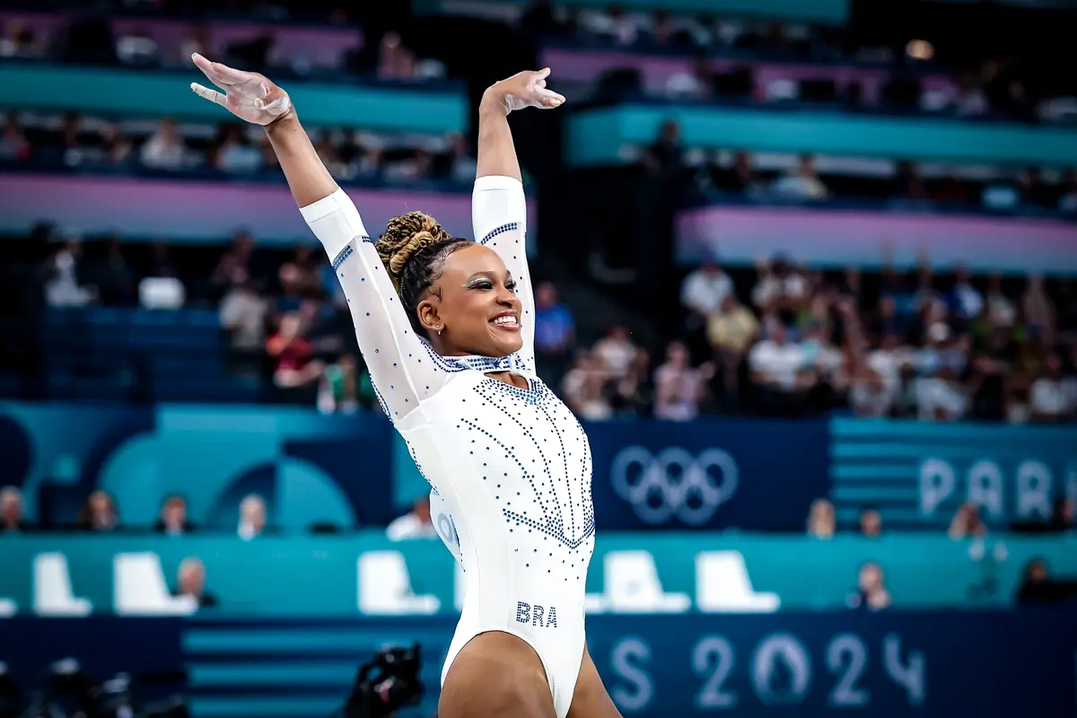 Disputa por medalhas na ginástica artística, no surf e partidas decisivas no vôlei: confira a agenda do Time Brasil nesta segunda (5)