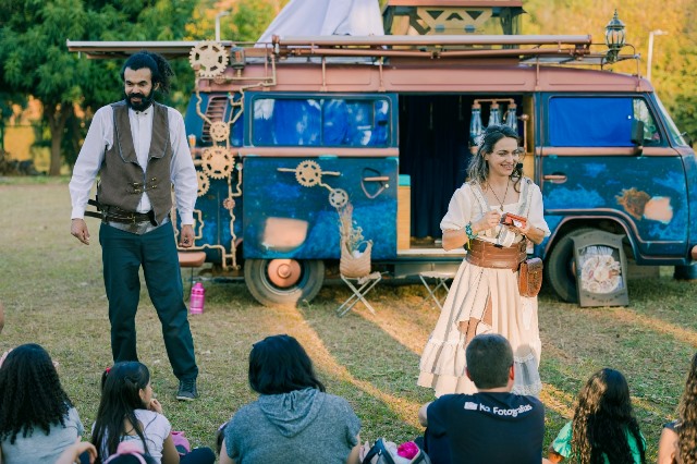 Cia ‘Vovó Cachola’ apresenta em Brotas espetáculo itinerante com Kombi transformada em casa-palco