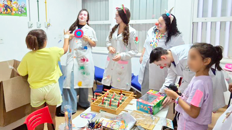 Brinquedoteca da Santa Casa de Jahu recebe doação de brinquedos de estudantes de medicina da Unoeste