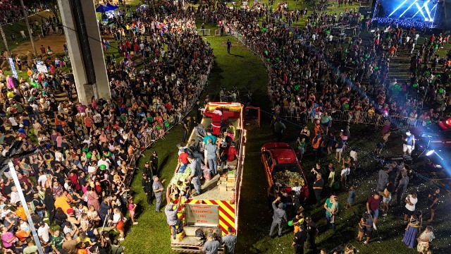 Papai Noel atende criançada em mais uma noite da Casinha instalada no Jardim de Baixo