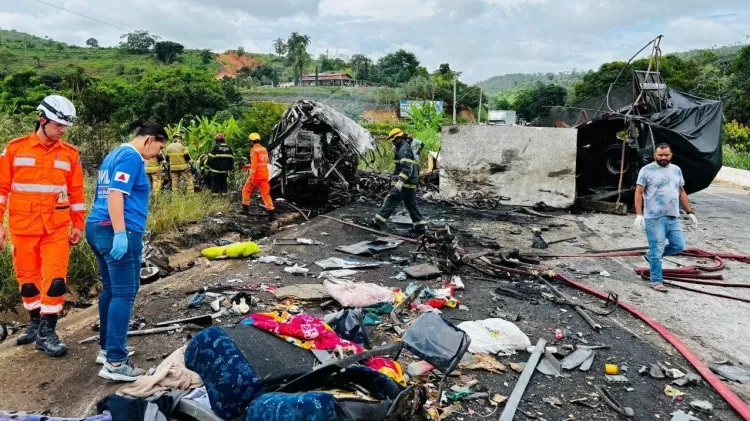 Acidente em rodovia deixa 38 mortos em Minas Gerais; ônibus saiu de São Paulo e iria para a Bahia