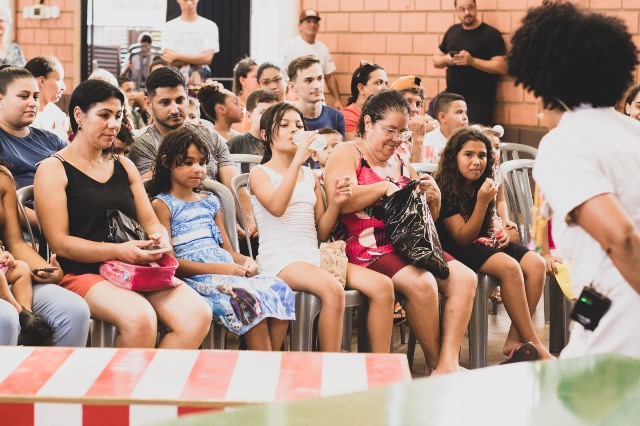 Edição Especial de Natal da Feira ao Ar Livro encanta Itapuí