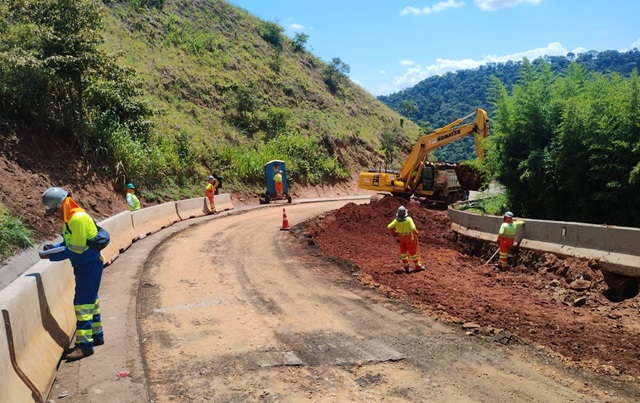 Concessionária inicia reconstrução da base do pavimento na serra