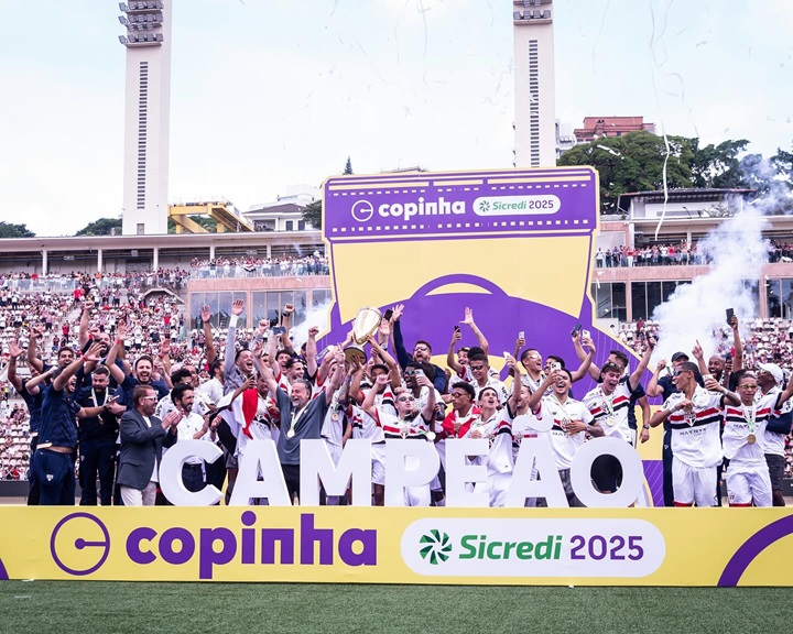 São Paulo vira sobre o Corinthians no Pacaembu e é pentacampeão