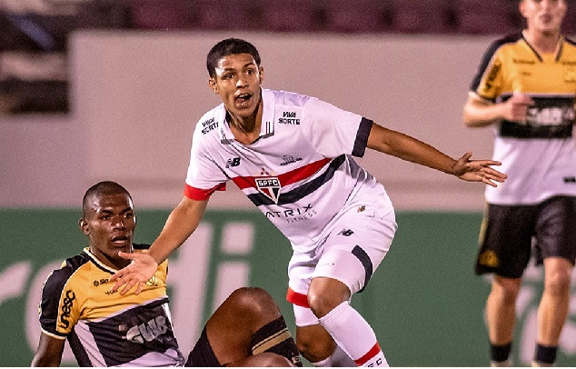 São Paulo vira diante do Criciúma com dois gols de pênaltis e disputa a final da Copinha sábado cedo no Pacaembu