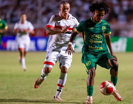 Mesmo com reservas e 10 em campo, São Paulo vence o XV de Jaú e termina líder; Corinthians perde do Santo André