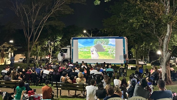 CINE CÉU: PROJETO LEVA CINEMA GRATUITO A VÁRIOS BAIRROS DA CIDADE