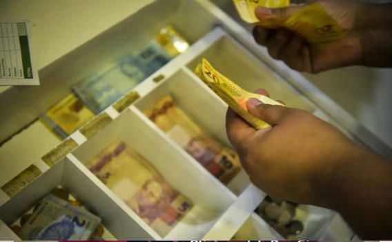 Aposentados e pensionistas começam a receber antecipação do 13º
