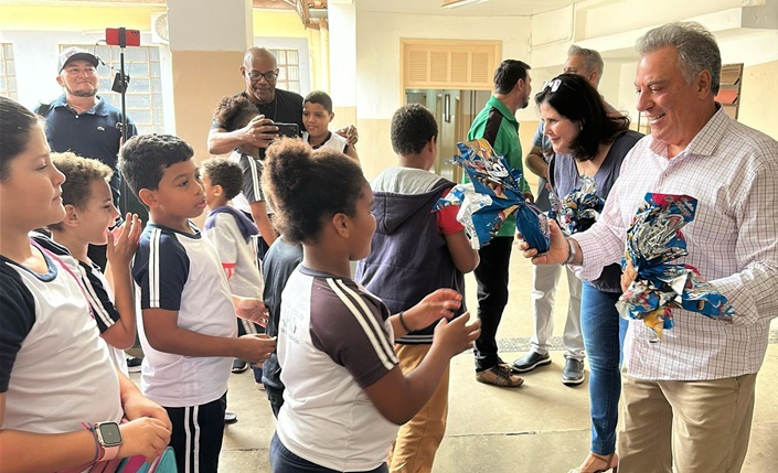Ovo de Páscoa chega antes do que uniformes escolares na rede municipal de Jaú: prefeito vira ‘coelhinho’ e sai nas fotos com estudantes
