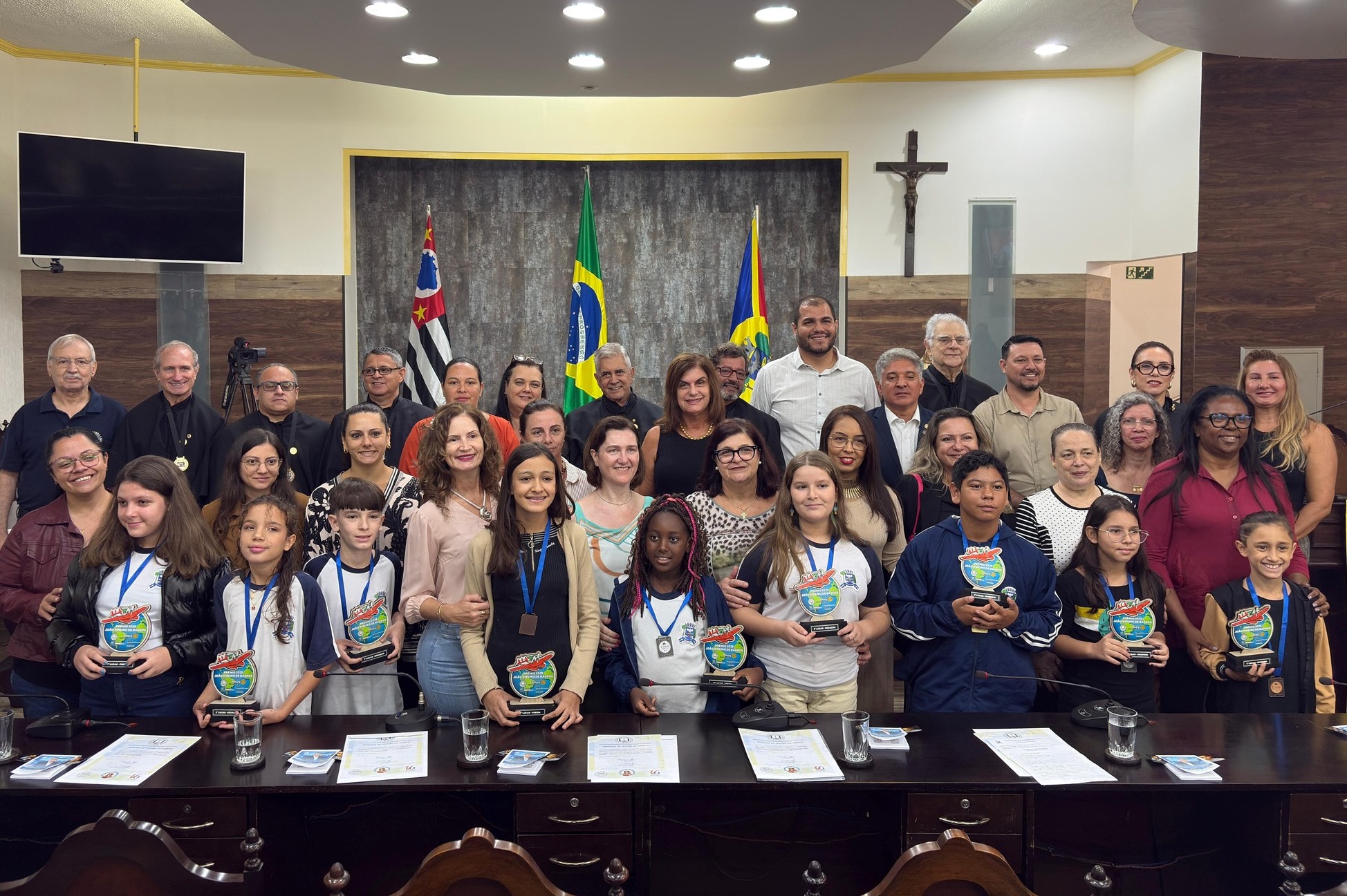 ALUNOS DE ESCOLAS MUNICIPAIS RECEBEM O PRÊMIO ‘JOÃO RIBEIRO DE BARROS’ ENTREGUE PELA ACADEMIA JAHUENSE DE LETRAS