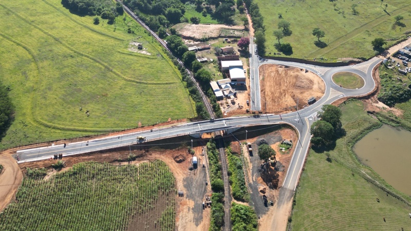 Concessionária entrega obra de viaduto rodoviário em Dois Córregos