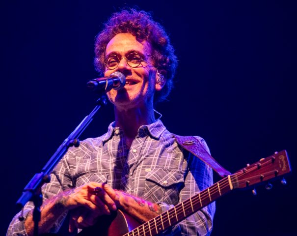 Nando Reis faz show gratuito em Bauru no SESI, com reservas abertas a partir de 6 de maio