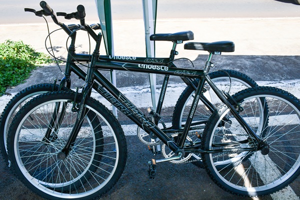 Sorteados retiram prêmios do EcoSaúde na Unoeste: falta uma pessoa passar para retiar bicicleta