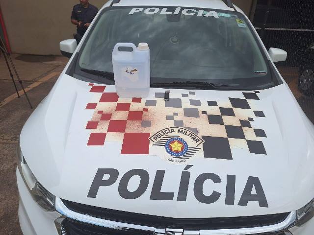 Homem embriagado invade posto de saúde com gasolina e ameaça queimar mulher e bebê em Jaú: prisão em flagrante evita tragédia