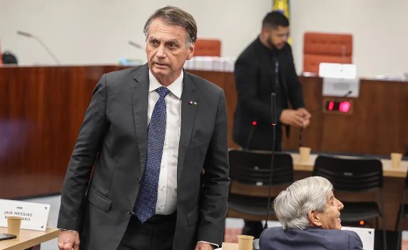 PF cumpre mandados na casa de Jair Bolsonaro e coloca tornozeleira eletrônica para ex-presidente não fugir