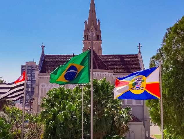 FERIADÃO DE ANIVERSÁRIO: JAHU FAZ 172 ANOS COM DESFILE, REPARTIÇÕES FECHADAS E PROMESSAS QUESTIONÁVEIS NA COLETA DE LIXO