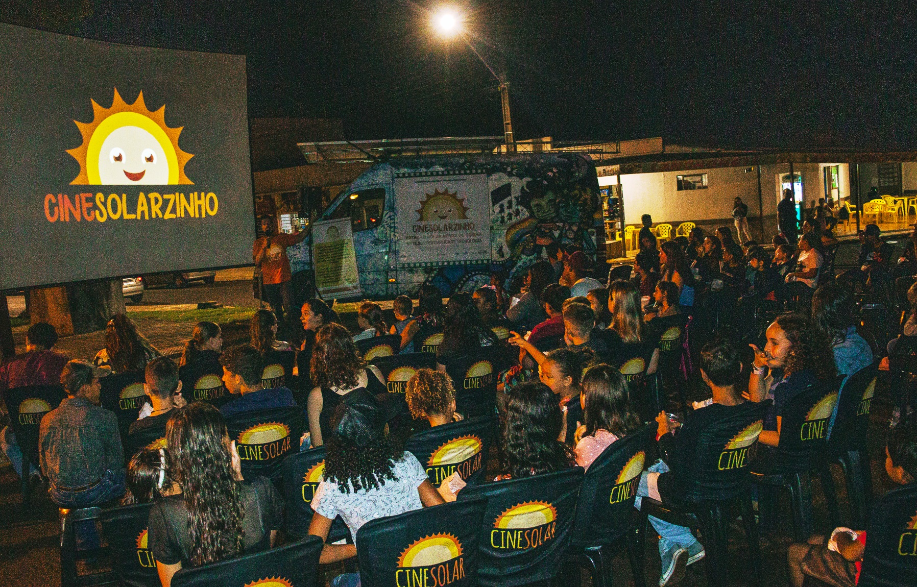 FURGÃO DO CINESOLAR ESTACIONA EM BARRA BONITA PARA 2 SESSÕES NO SONHO NOSSO