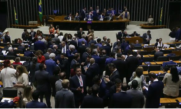PRESSÃO POPULAR: Câmara aprova projeto do governo federal de isenção do IR para quem ganha até R$ 5 mil