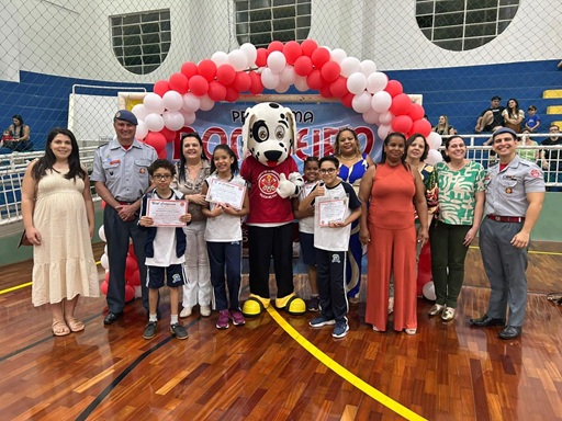 ‘PROGRAMA BOMBEIRO NA ESCOLA’ FORMA ALUNOS DE MAIS OITO ESCOLAS
