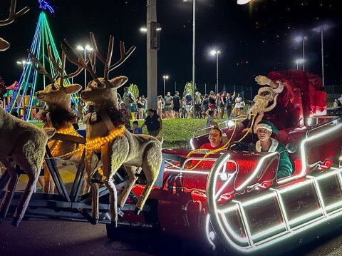 Trenó Iluminado percorre bairros desde Orlando Ometto, até Rosa Branca, Ballan e Jorge Atqalla nesta quarta-feira