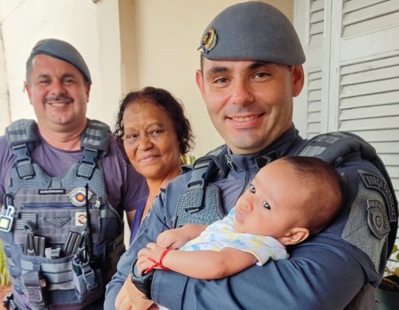 DO PLANTÃO DA NOTÍCIA: bebê salvo por PMs recebe alta e reencontro emociona policiais