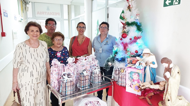 Corpo de Voluntários leva Natal às crianças internadas na Santa Casa de Jahu