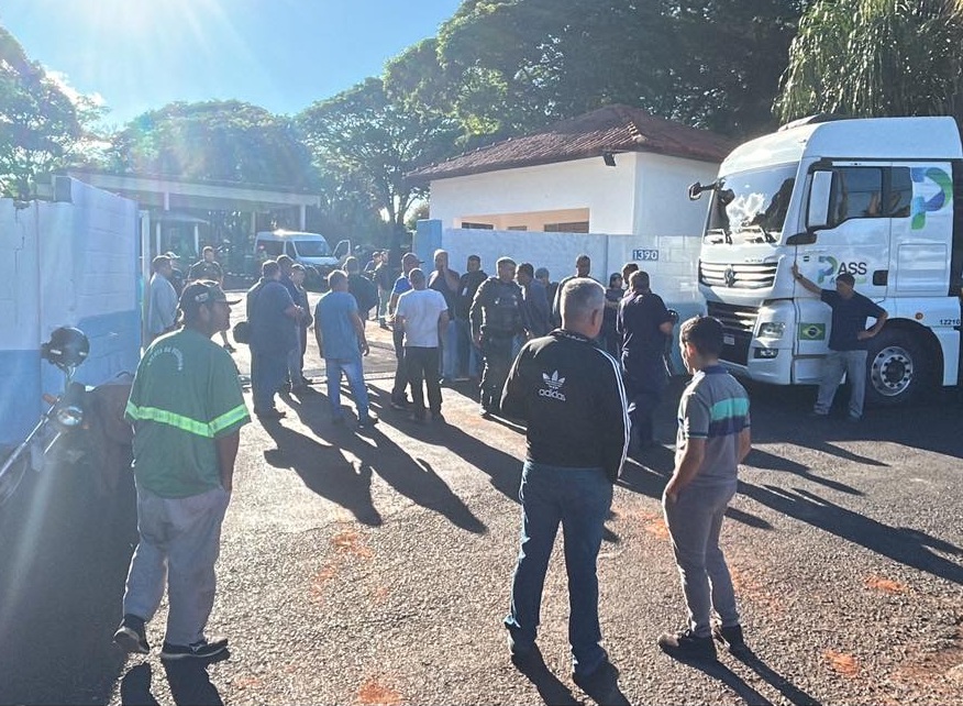 Motoristas de empresa terceirizada do lixo protestam por salários atrasados em Jaú