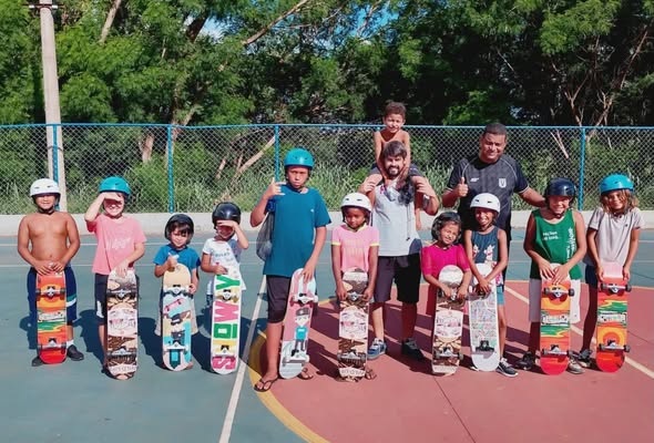 AULAS GRATUITAS DE SKATE INCENTIVAM ESPORTE E INCLUSÃO PARA JOVENS EM JAÚ
