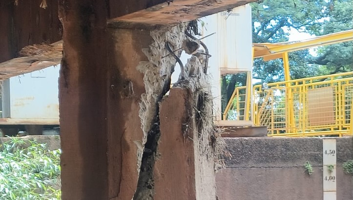 Ponte entre Amadeu Botelho e Jardim das Paineiras é interditada após risco de colapso estrutural