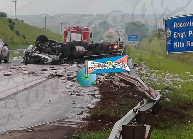 Caminhão carregado de refrigerantes tomba na rodovia Jaú-Brotas e mobiliza equipes de resgate