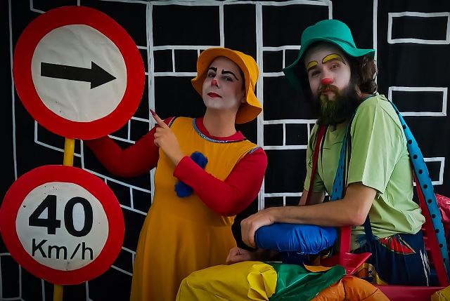 Cia. Camarim apresenta peça teatral que diverte e ensina sobre o trânsito no mês do Maio Amarelo