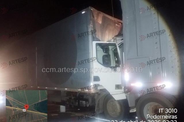 TRAGÉDIA NA SP-294: ACIDENTE ENTRE CAMINHÕES CAUSA MORTE E PARALISA TRÂNSITO ENTRE JAÚ E BAURU