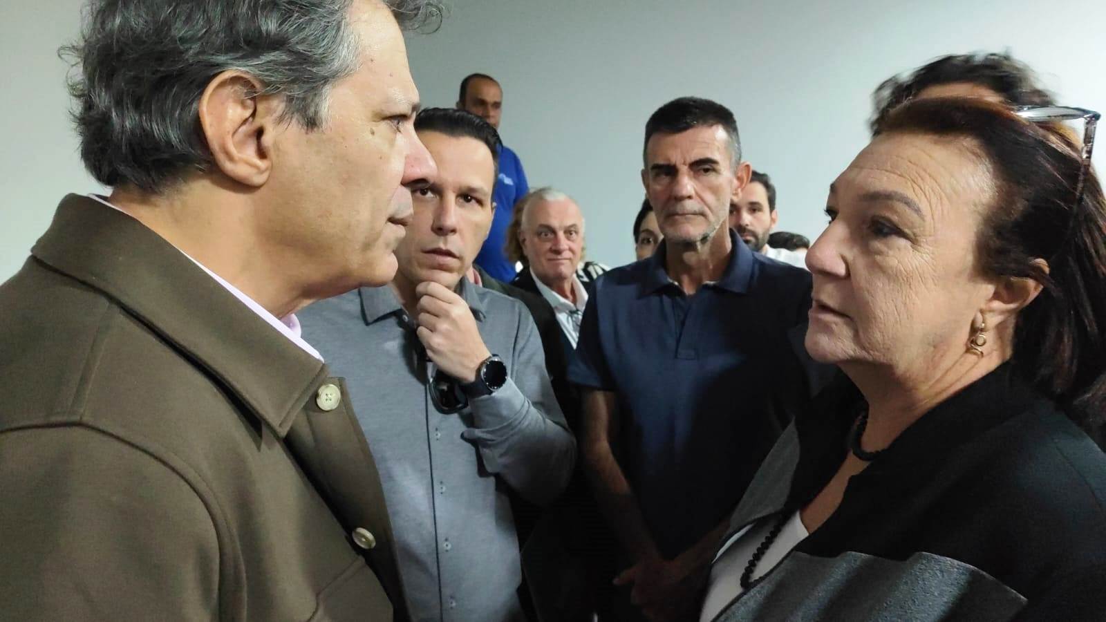 Haddad recebe cobranças de gestores e sindicalistas da saúde durante passagem por Jaú