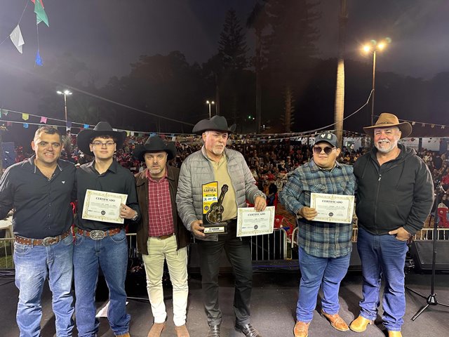 Festival Caipira reúne grande público, premia Nando e Adriano como principal dupla e premia ainda dupla revelação e cantor solo