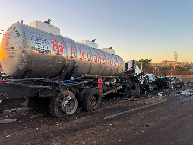 Engavetamento com 10 veículos deixa feridos e causa interdição total no Contorno Rodoviário de Jaú